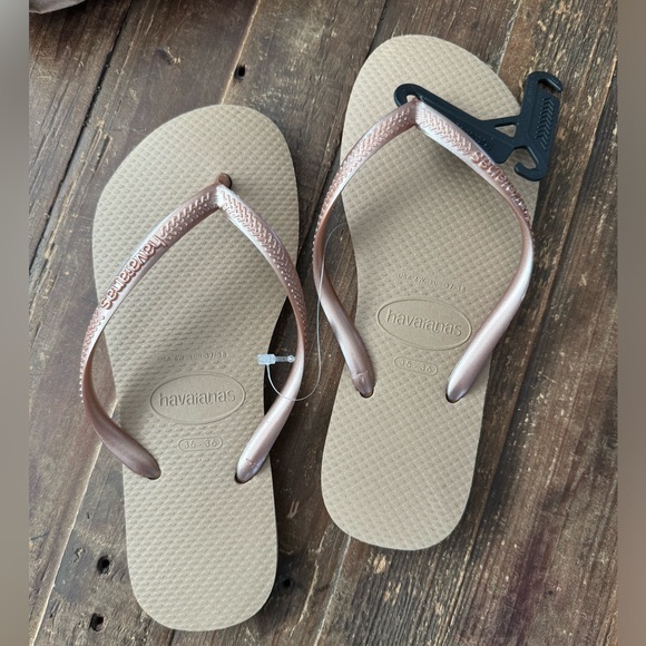NEW! Havaianas Slim Women’s flip flops in Rose Gold - Picture 1 of 5